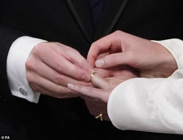 العريس يحاول ادخال الخاتم