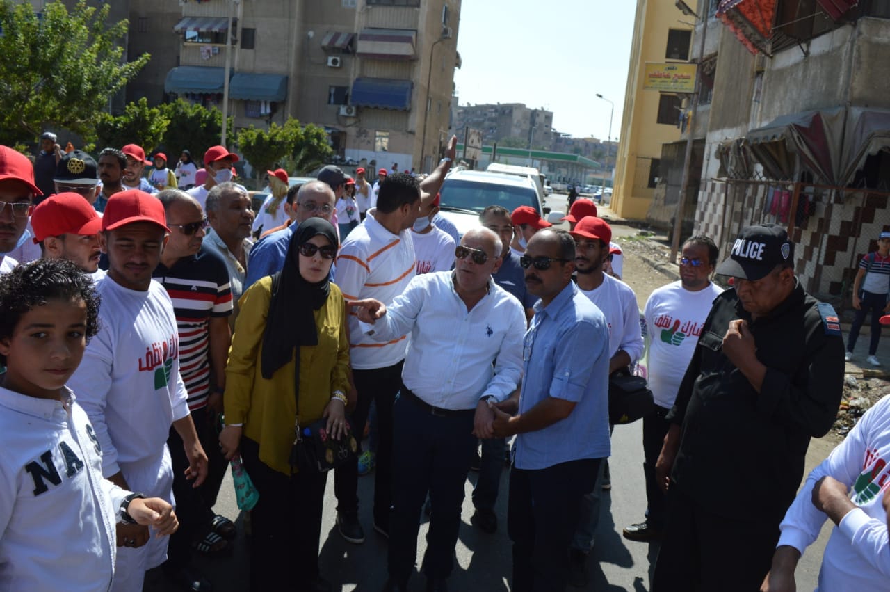 محافظ بورسعيد يشهد حملة شارك ونضف بحى الزهور (2)
