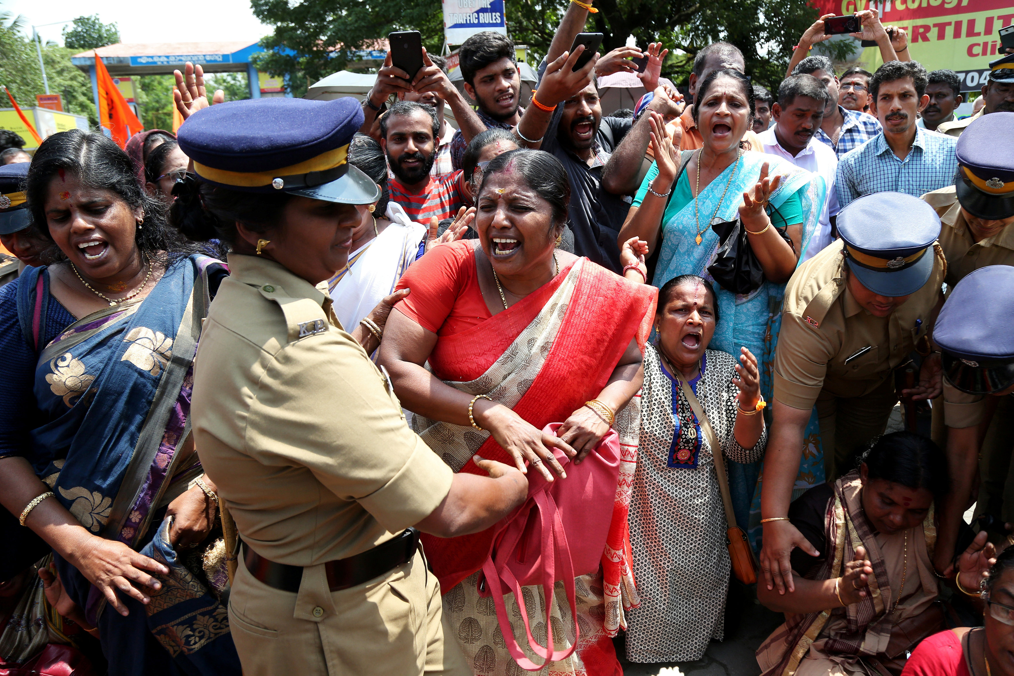 الشرطة الهندية تواجه المتظاهرين 