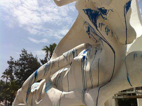 مجهولون يشوهون تمثال عروس البحر بمادة زرقاء