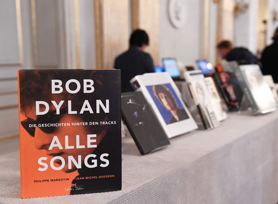 كتب بوب ديلان الفائز بجائزة نوبل للآداب (1)