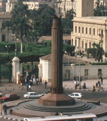 النصب التذكارى أمام جامعة القاهرة