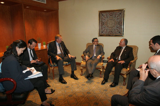 الدكتور محمد عبد العاطى وزير الرى مع الرئيس الشرفى للمجلس العالمى للمياه (2)