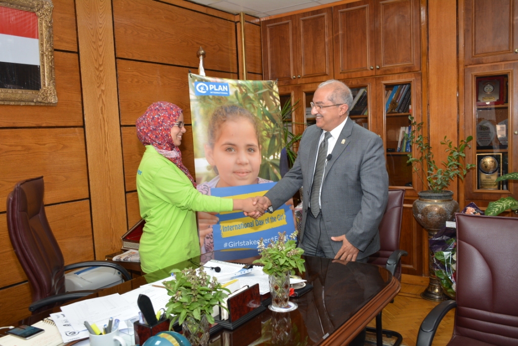 رئيس جامعة أسيوط مع طالبة الصف الأول الثانوى بمبادرة  فتيات فى أدوار قيادية (2)