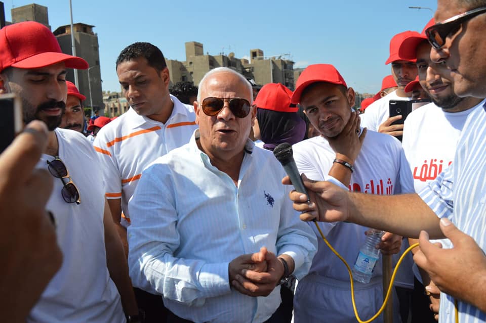 محافظ بورسعيد يشهد حملة شارك ونضف بحى الزهور (7)