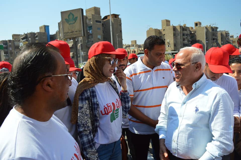 محافظ بورسعيد يشهد حملة شارك ونضف بحى الزهور (9)
