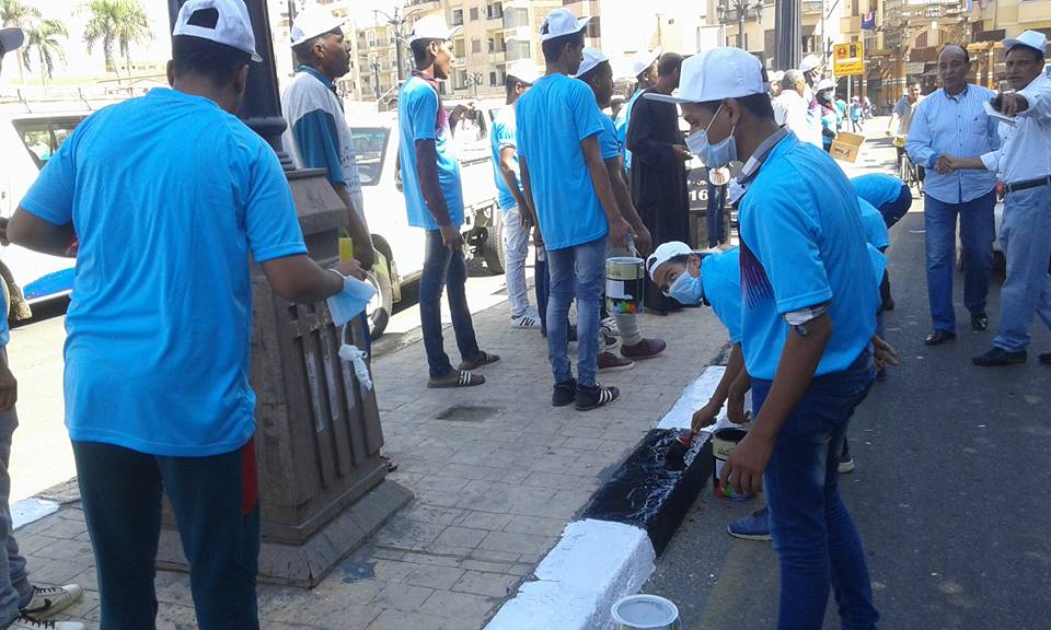 شباب ورياضة الأقصر تطلق حملة نظافة وتجميل تحت شعار شارك ونظف بميادين المحافظة (2)
