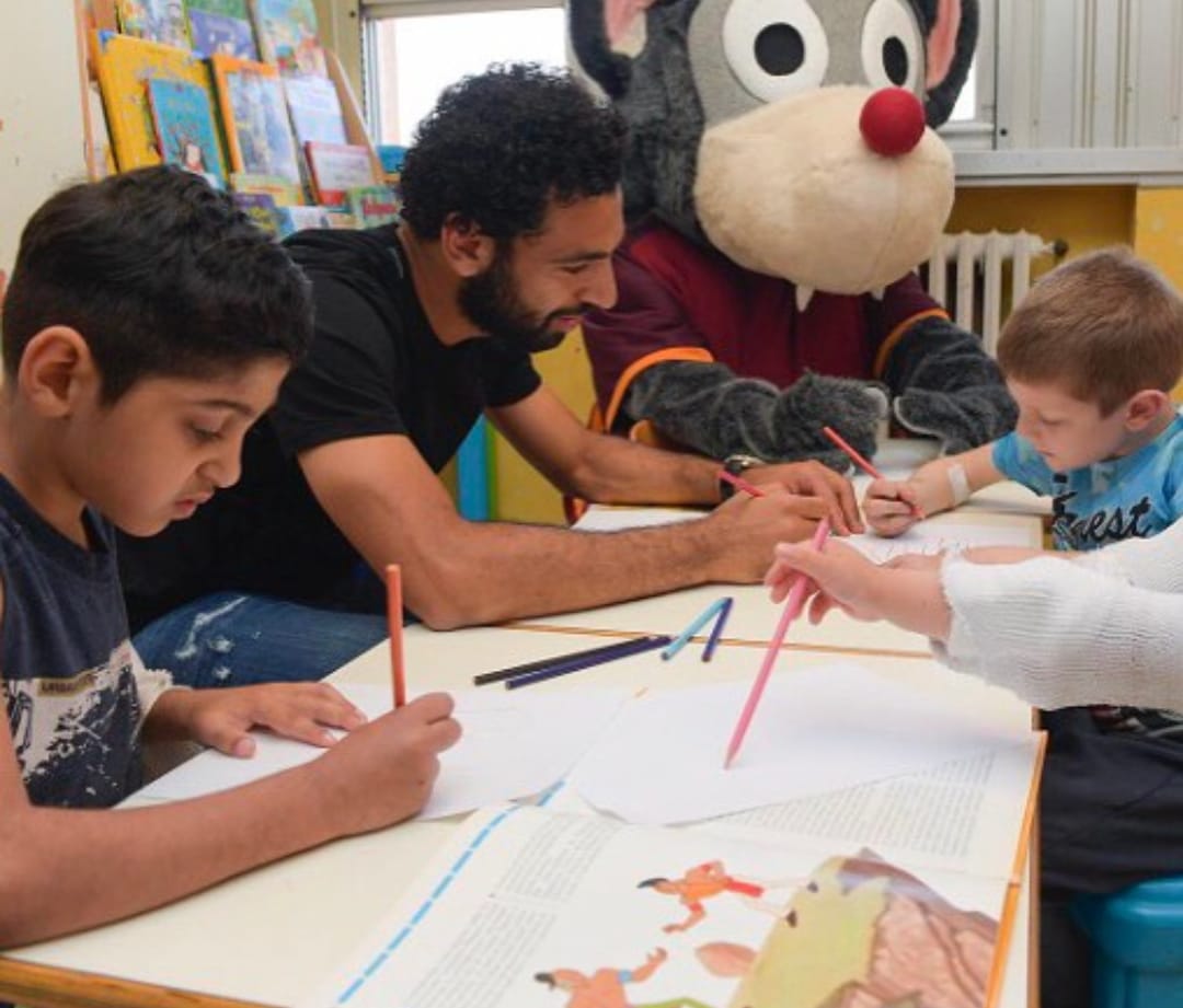 محمد صلاح يرسم مع الأطفال فى أحد المستشفيات
