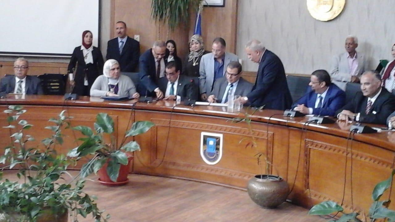 رئيس جامعة قناة السويس يستقبل وزير القوى العاملة لتوقيع بروتوكول تعاون (1)