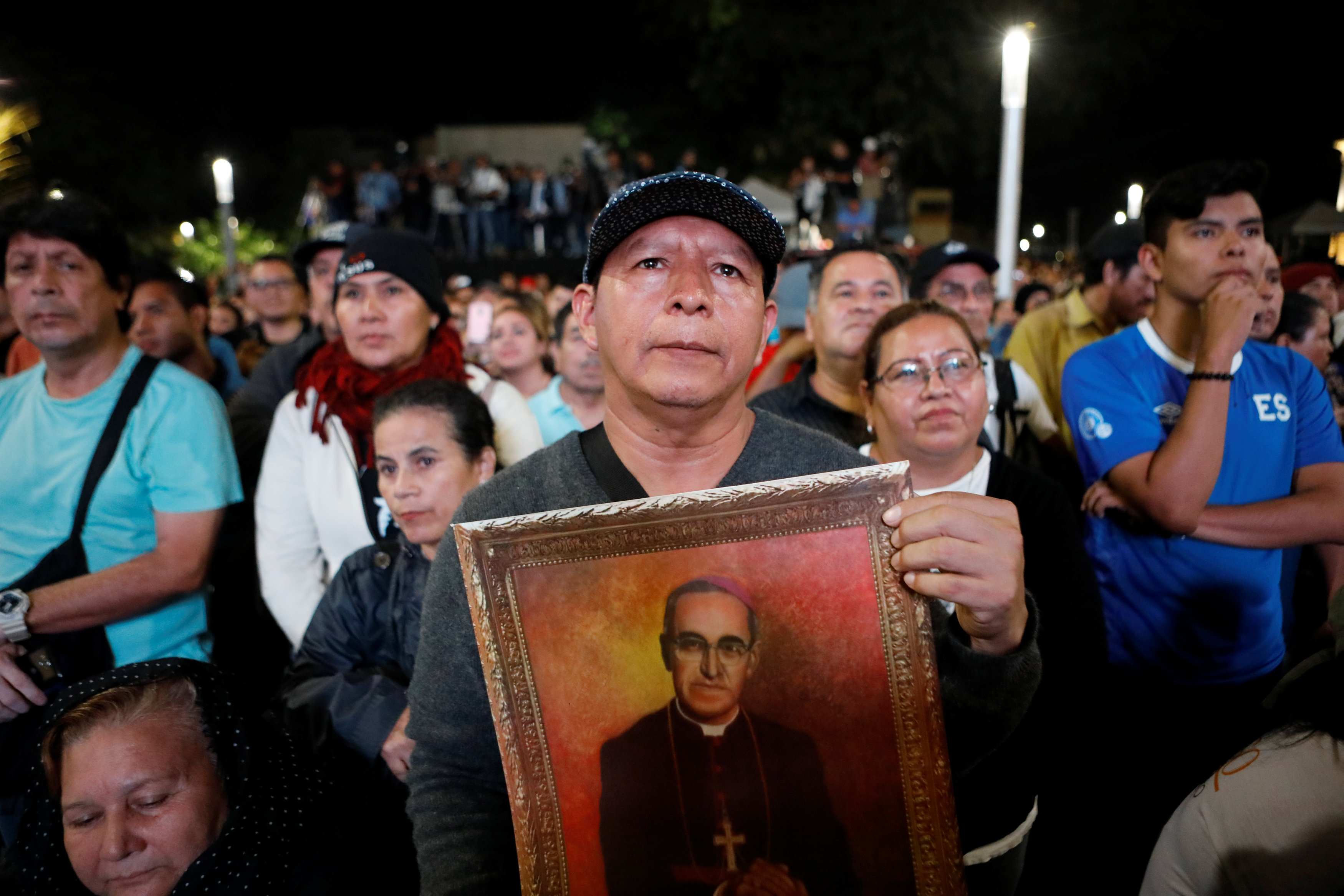 مواطن يحمل صورة أسقف السلفادور السابق