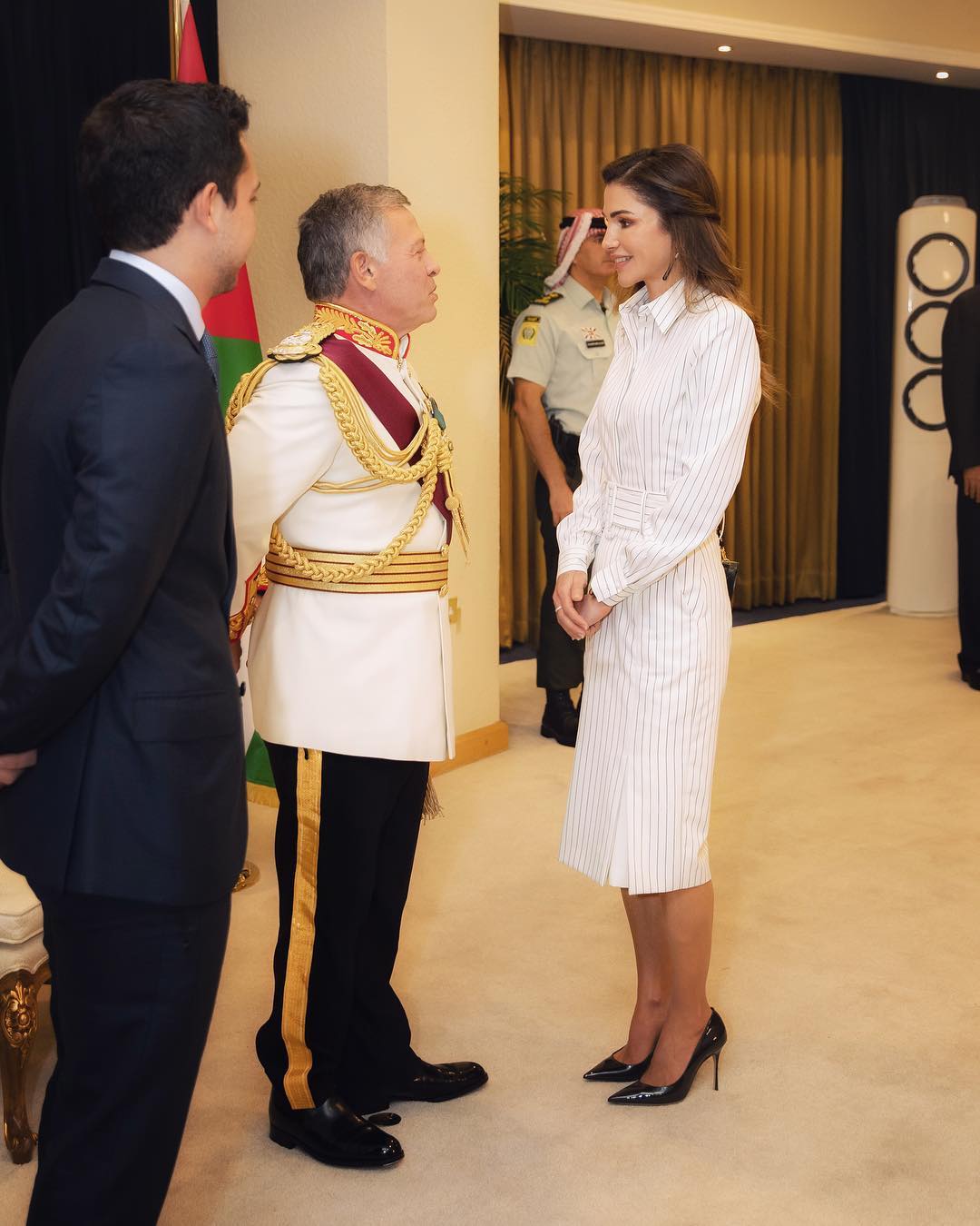 الملكة رانيا وولى العهد بصحبة العاهل الأردنى
