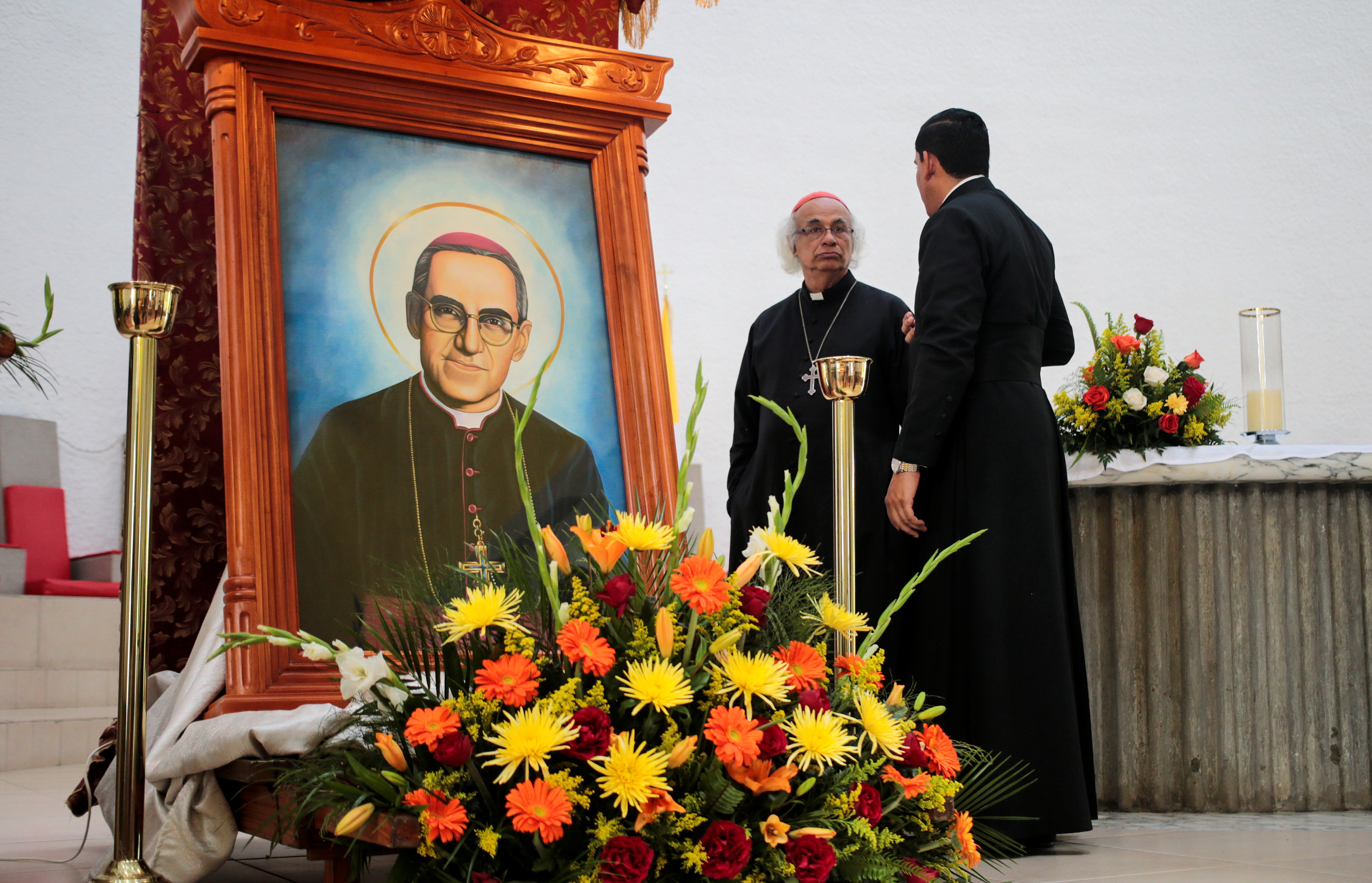صورة الأسقف روميرو استعدادا لإعلانه قديس بالفاتيكان