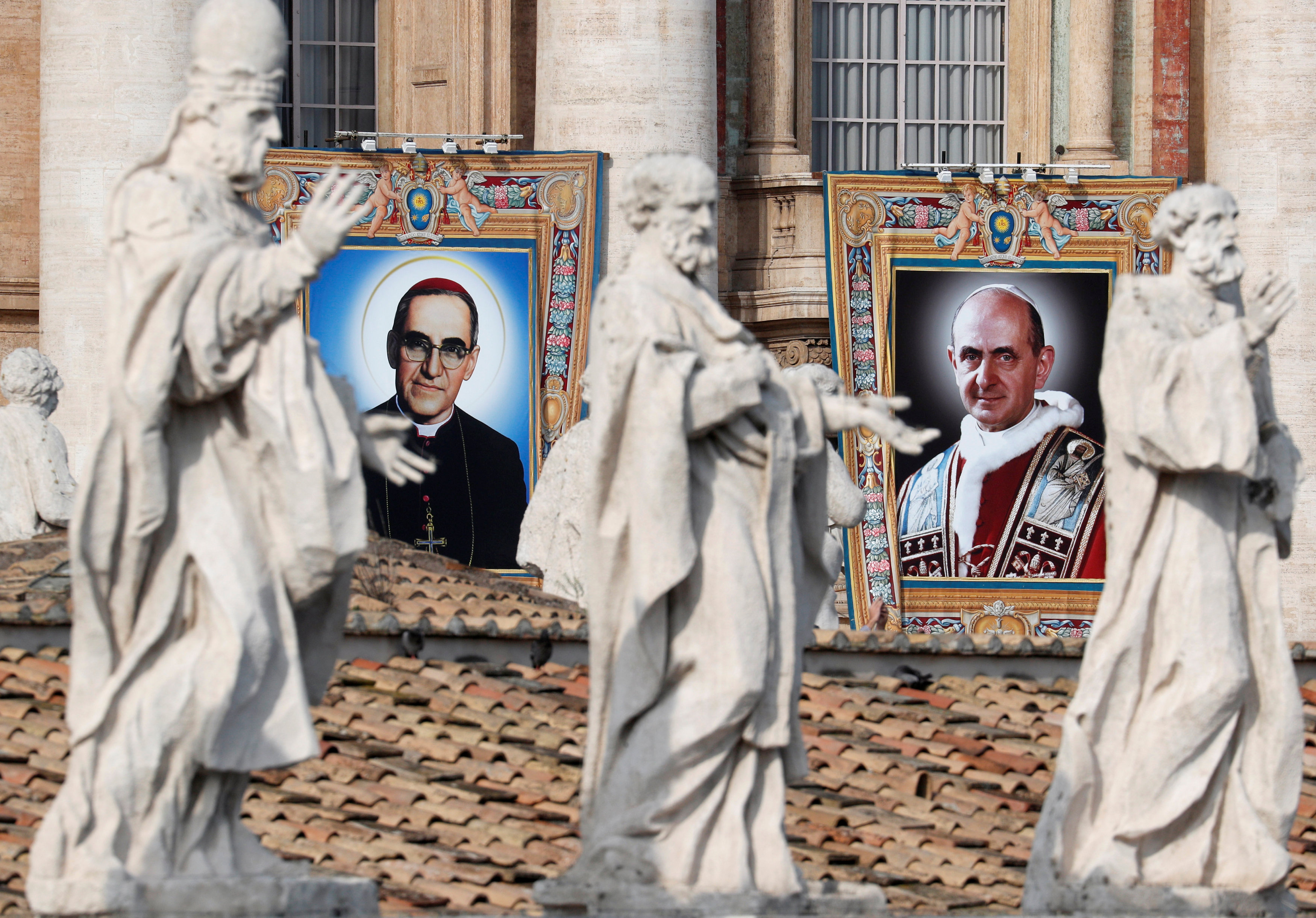 صور البابا بولس الثانى والأسقف روميرو تتصدر ساحات الفاتيكان