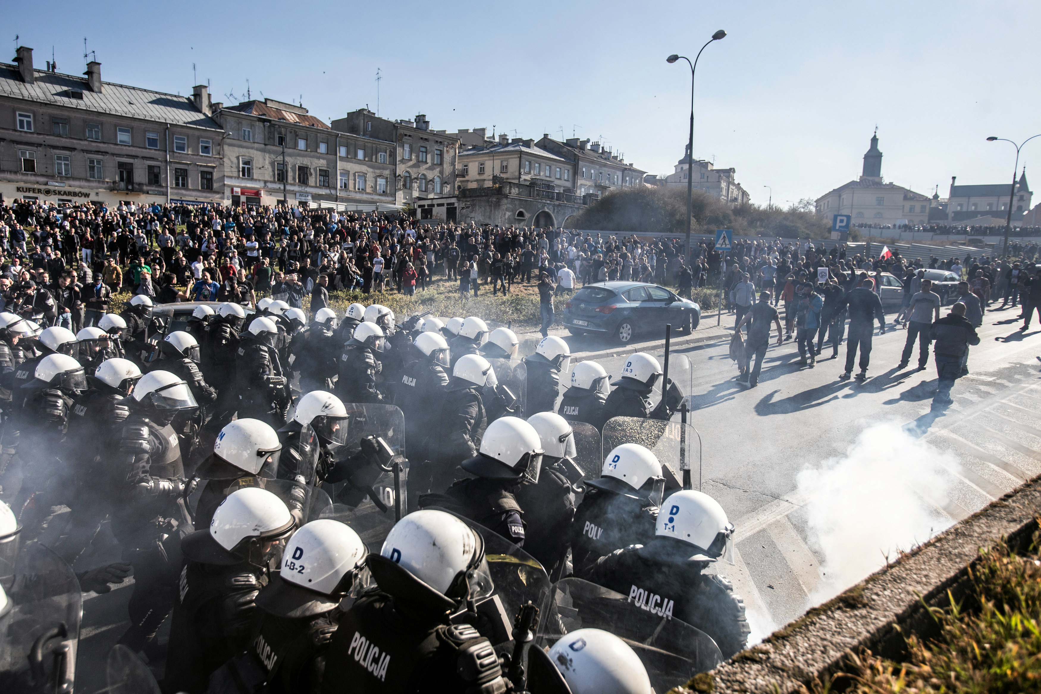 الشرطة البولندية تطلق الغاز المسيل للدموع