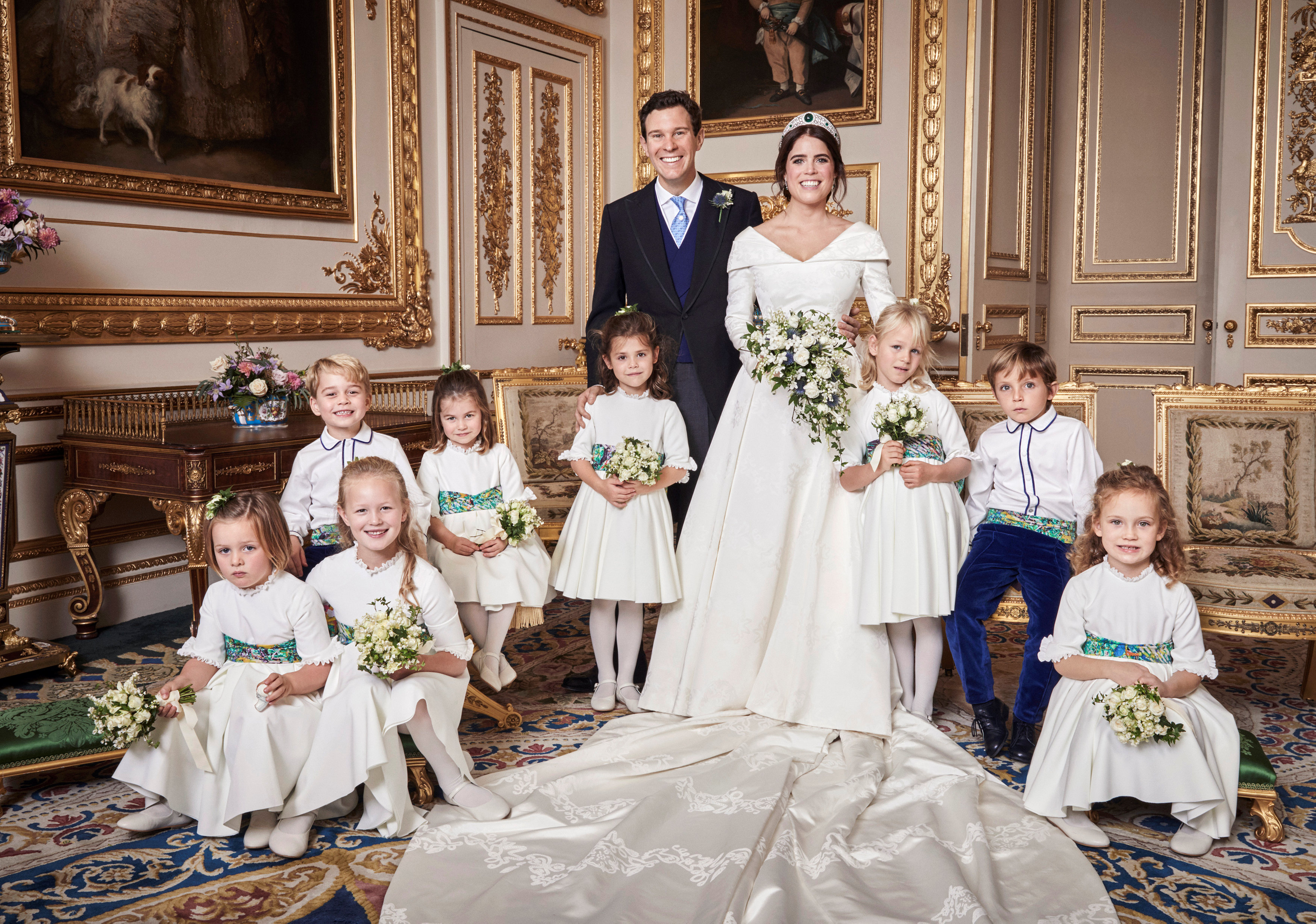 أطفال الأسرة الحاكمة يلتقطون صورة تذكارية مع العروسين