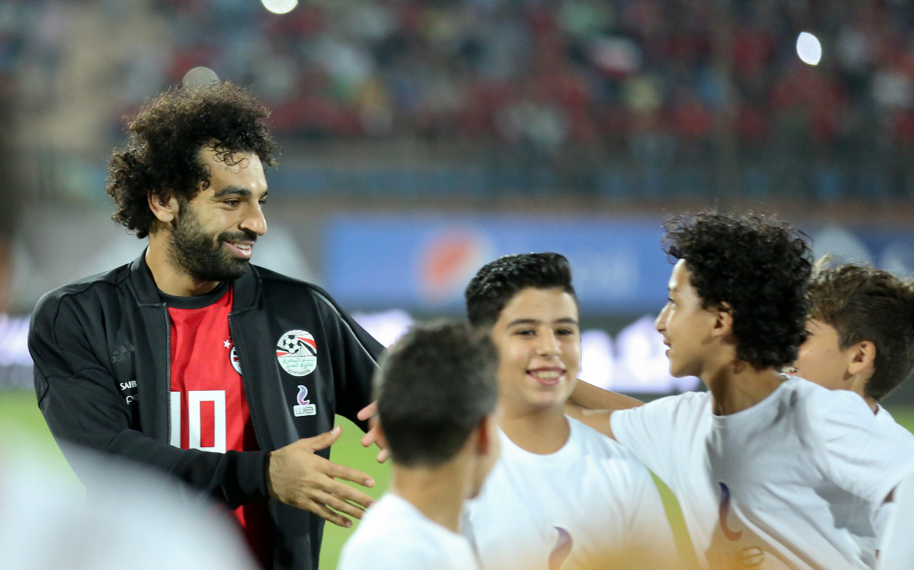 محمد صلاح مع الأطفال