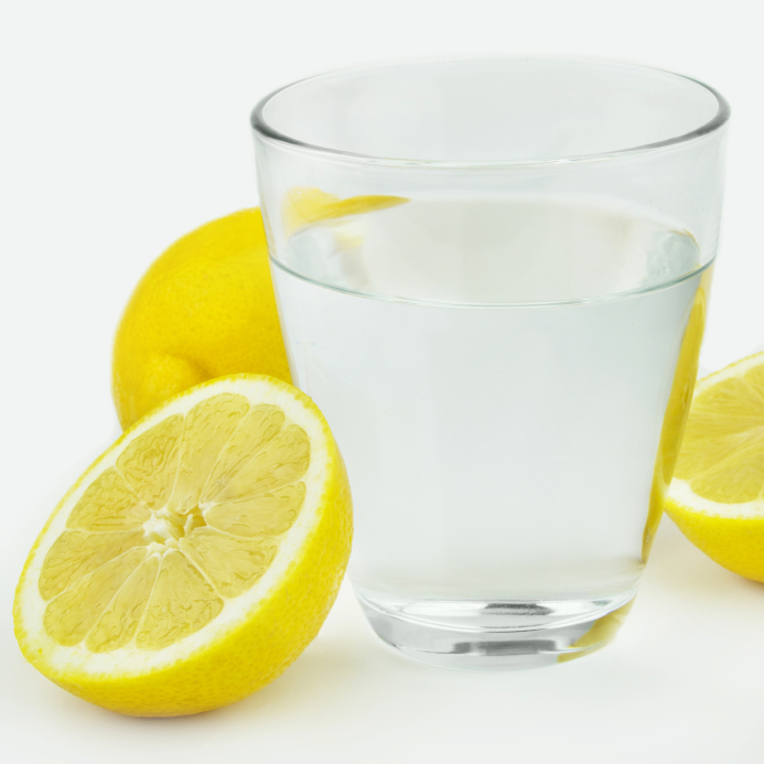 عصير الليمون والماء