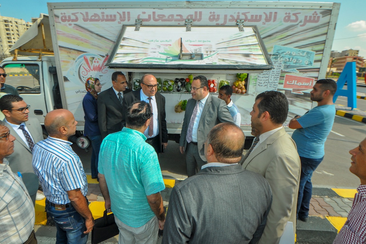 محافظ الإسكندرية يتفقد عربات المجمعات الاستهلاكية (7)