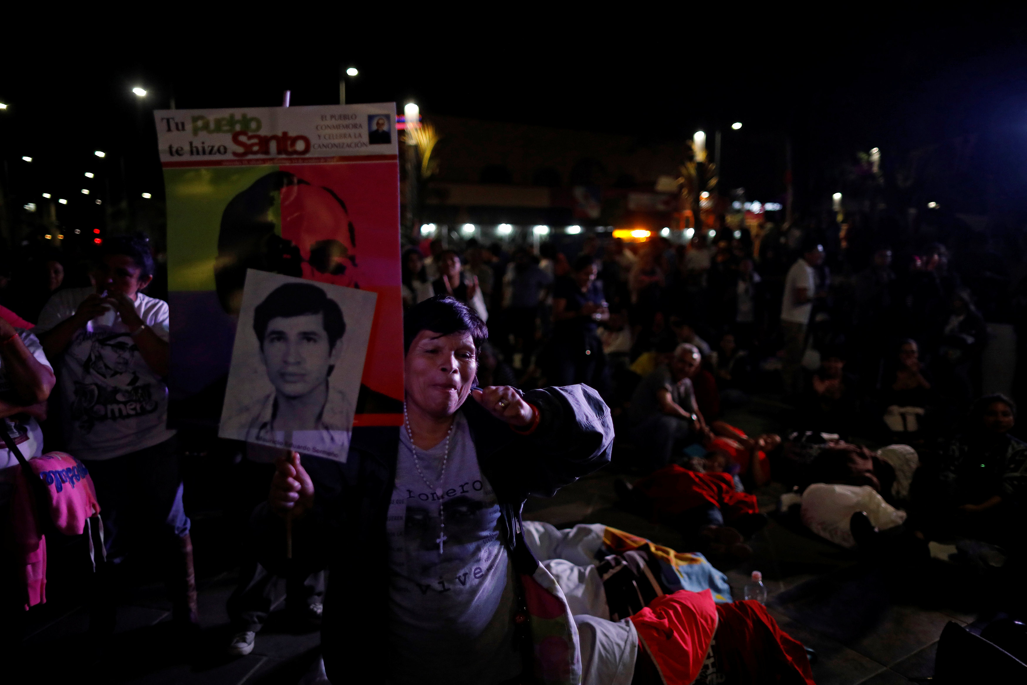 مواطنو السلفادور يحملون صور الأسقف روميرو