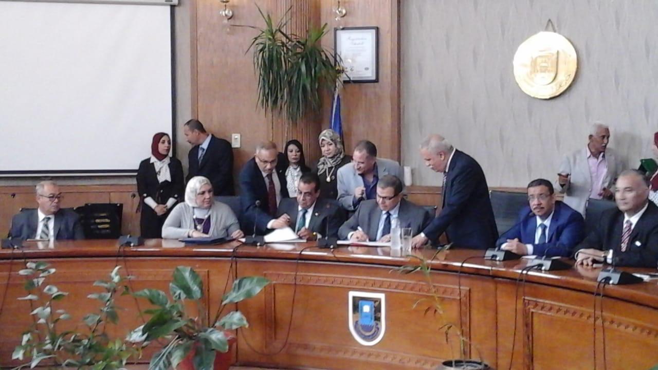 رئيس جامعة قناة السويس يستقبل وزير القوى العاملة لتوقيع بروتوكول تعاون (2)