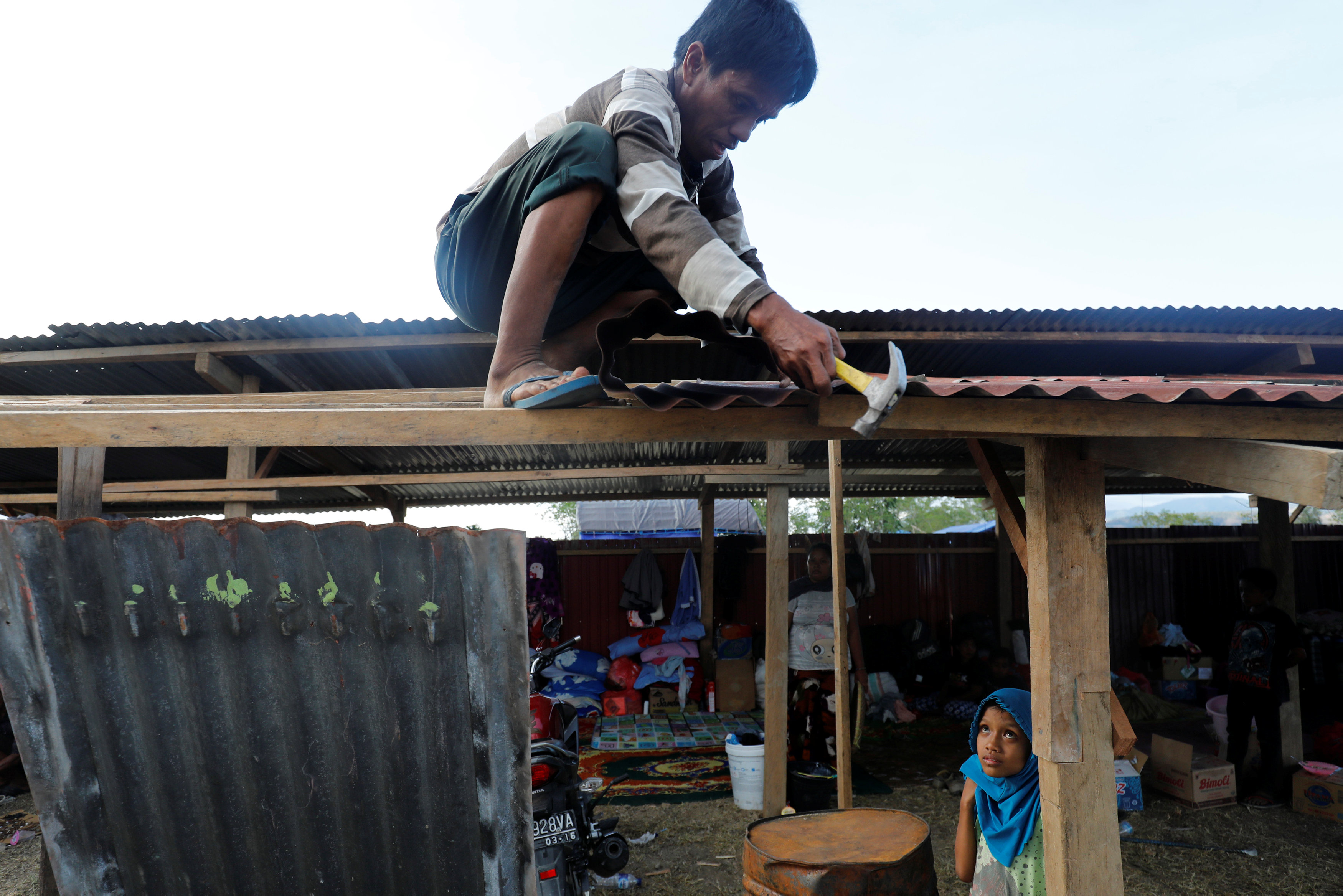 طفل إندونيسى يشارك فى عمل مخيم لأهله 