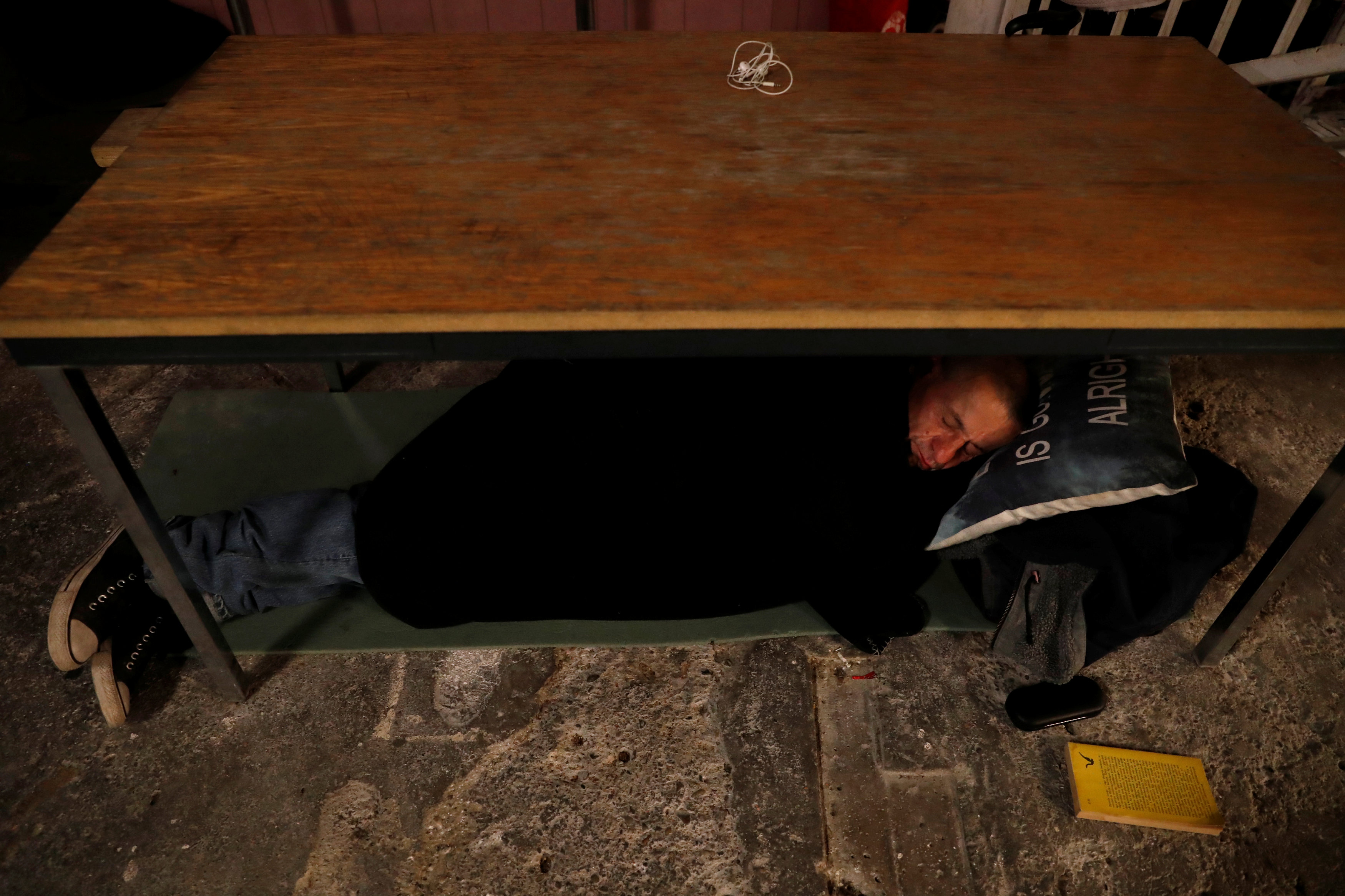 مشرد ينام بالشارع فى أحد الشوارع الجانبية بالعاصمة