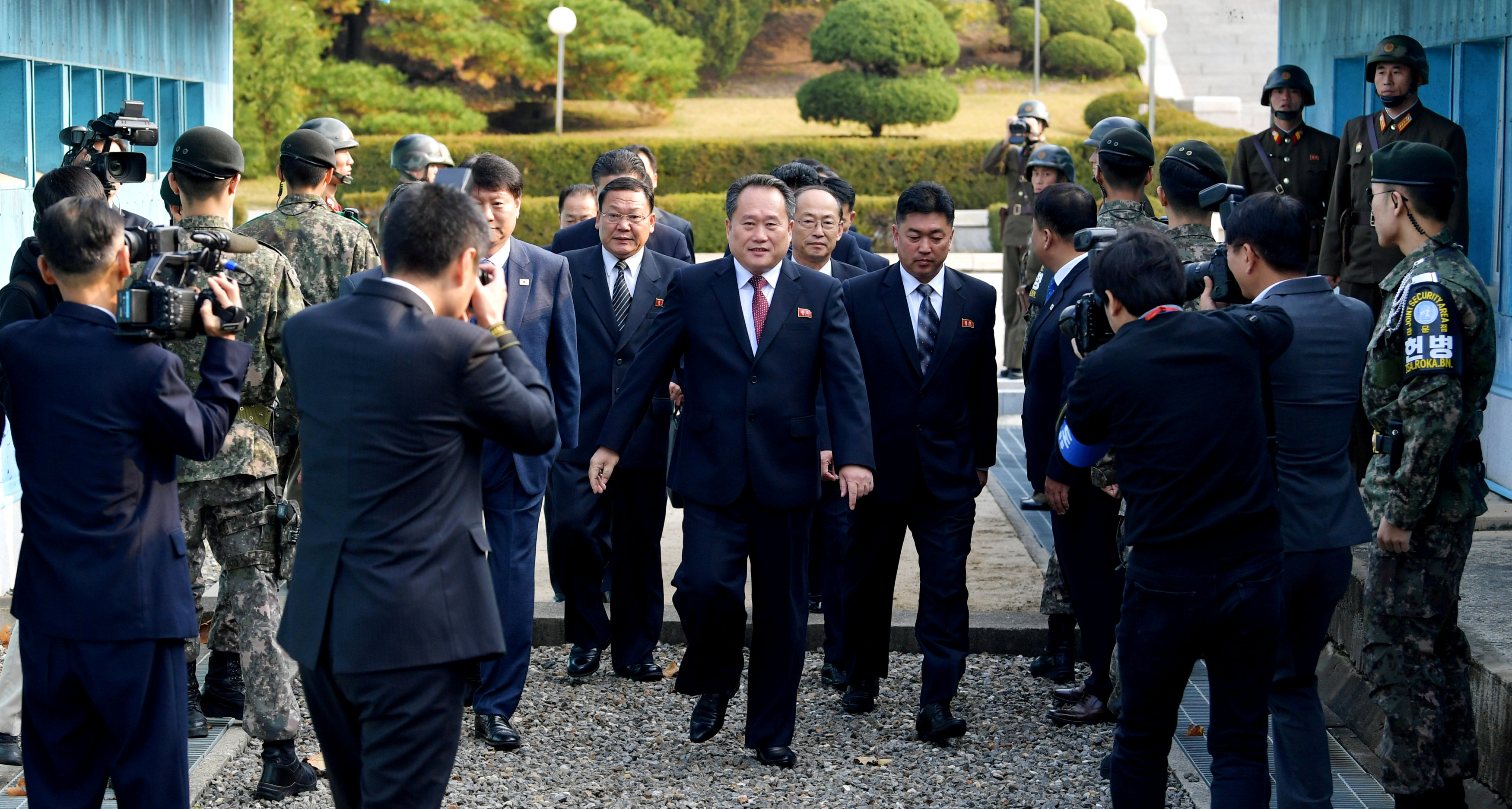 لحظة وصول المسؤول الكورى الشمالى للحدود الكورية الجنوبية