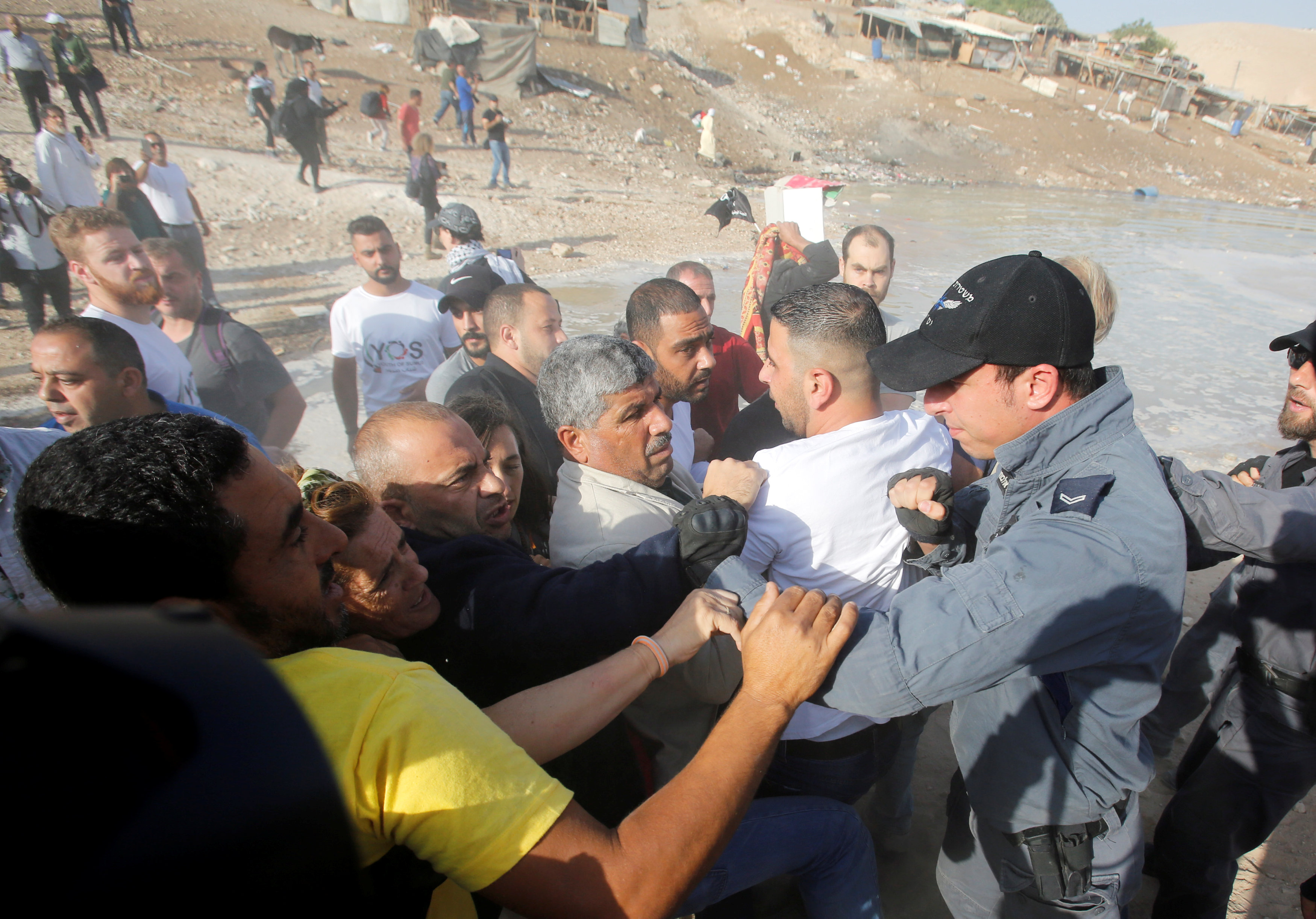 جنود الاحتلال يعتدون على عدد من المتظاهرين الفلسطينيين