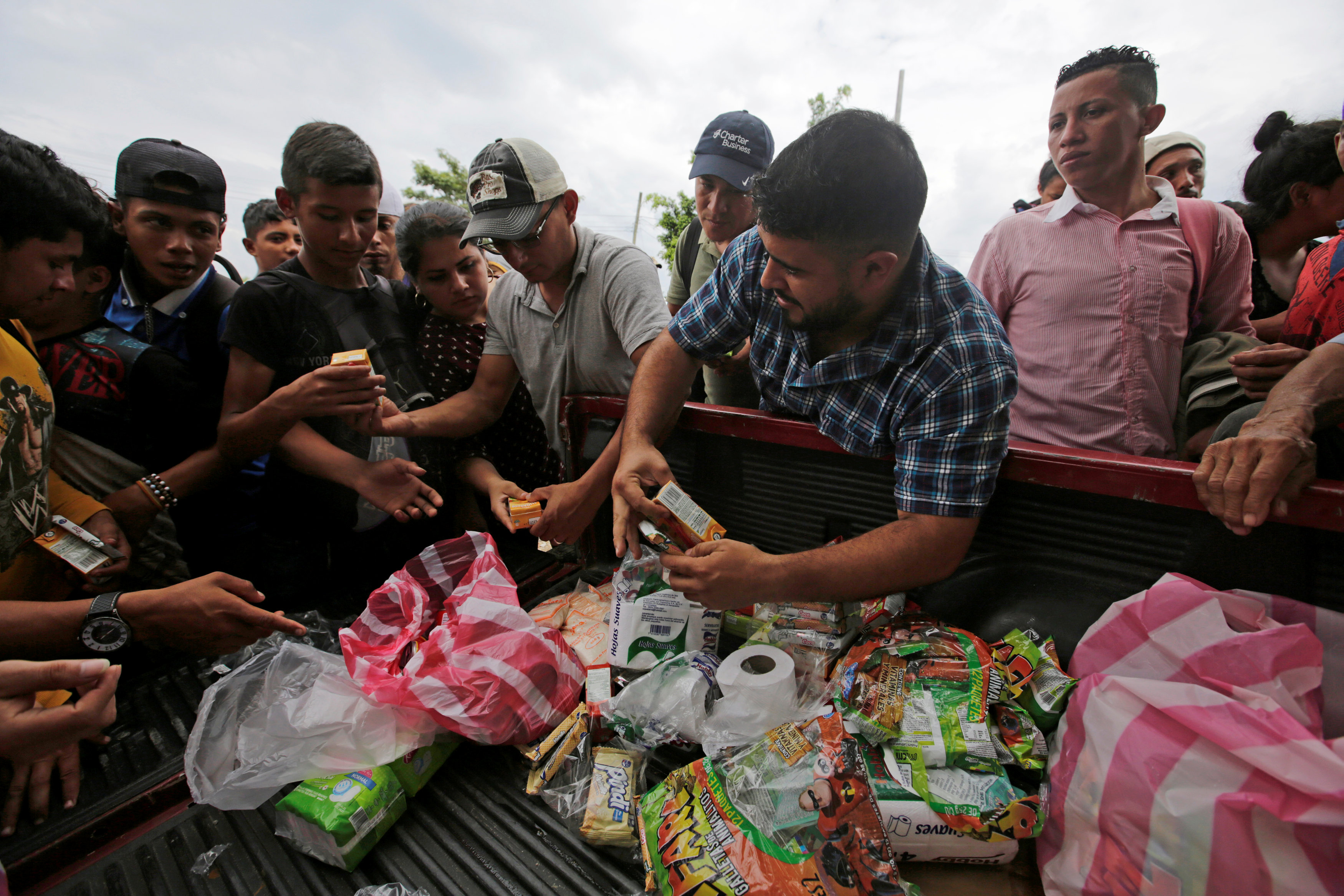 مهاجرو هندوراس يتناولون الطعام