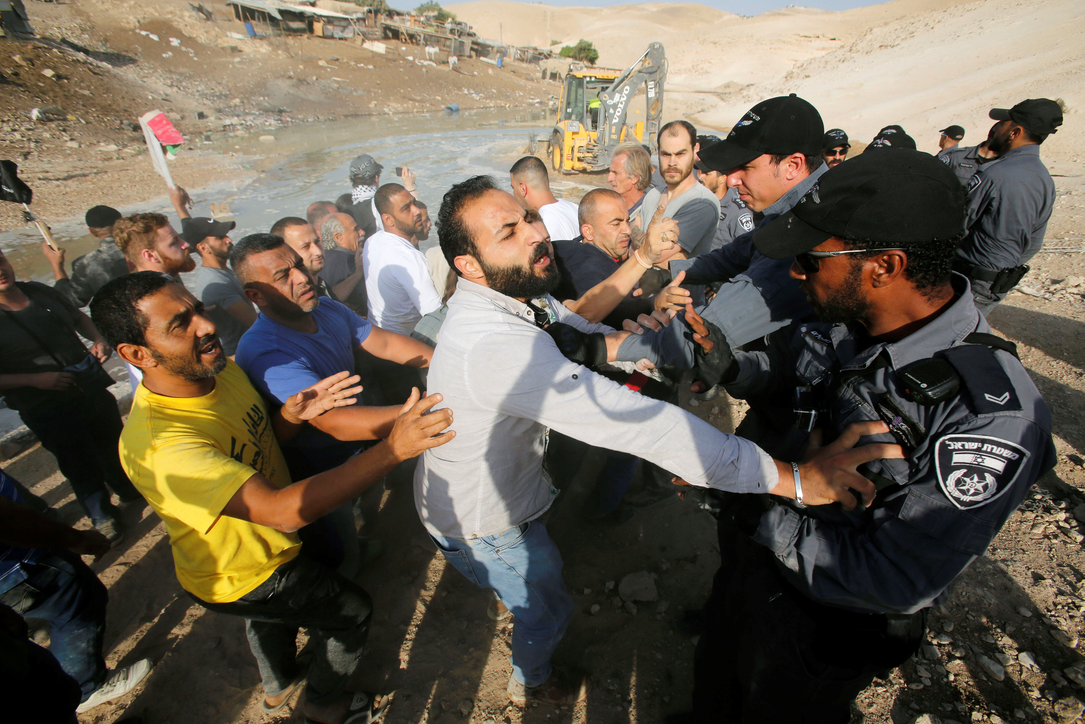 اشتباكات بين مواطنين فلسطينيين وجنود الاحتلال الإسرائيلى