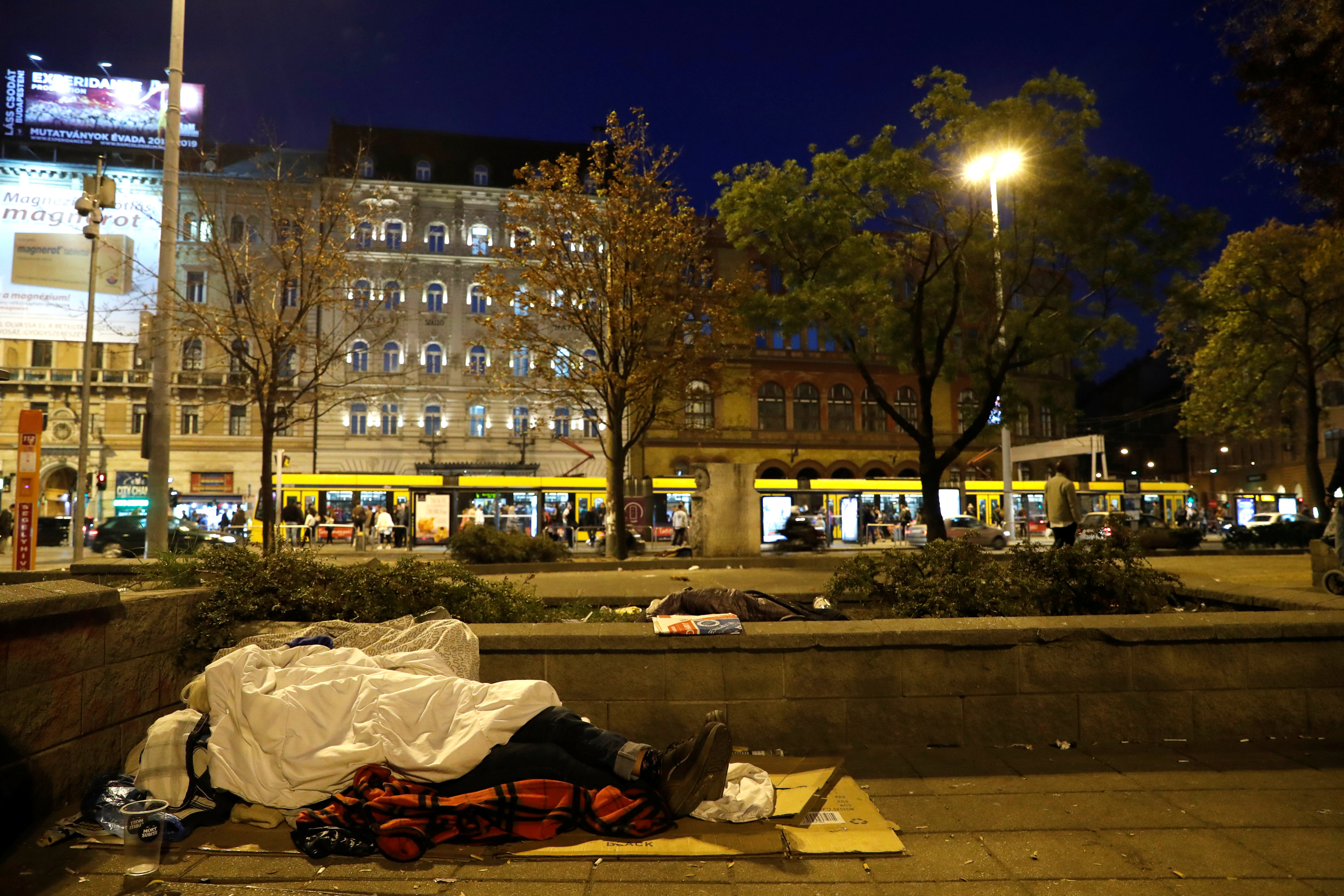 مواطن ينام بالشارع فى المجر