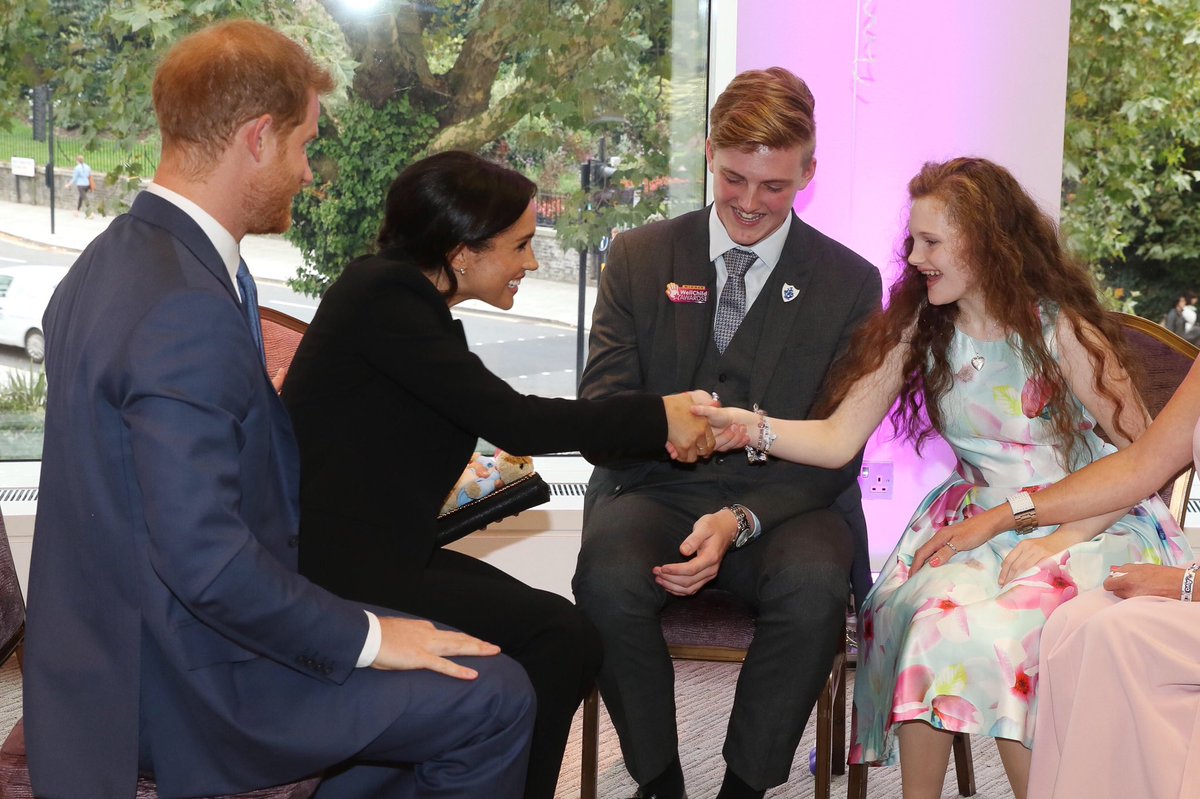 الأمير هارى وزوجته ميجان ماركل يداعبان الأطفال فى المناسبات المختلفة (8)