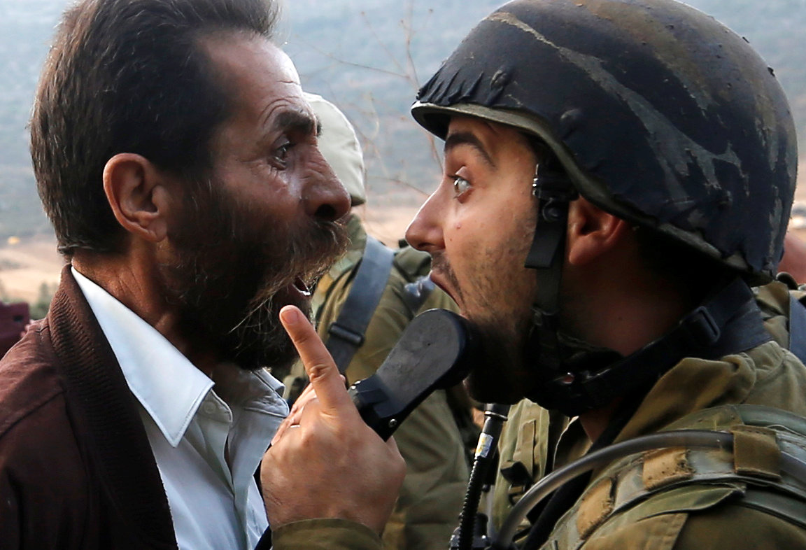 مشادة بين فلسطينى وأحد جنود الاحتلال