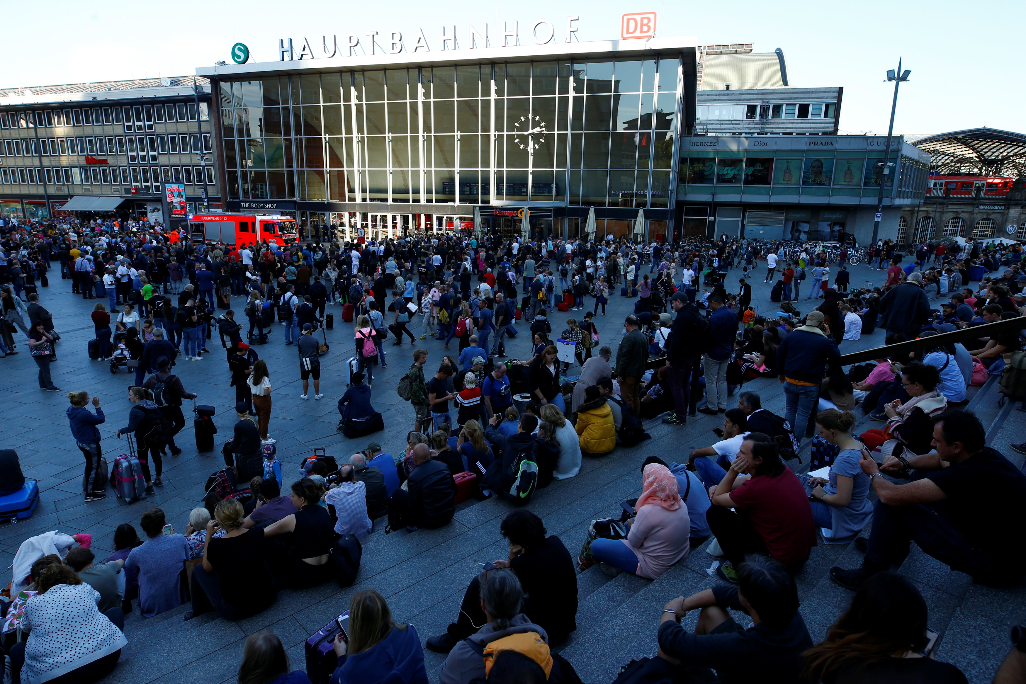 مئات المسافرين ينتظرون خارج محطة قطار كولونيا