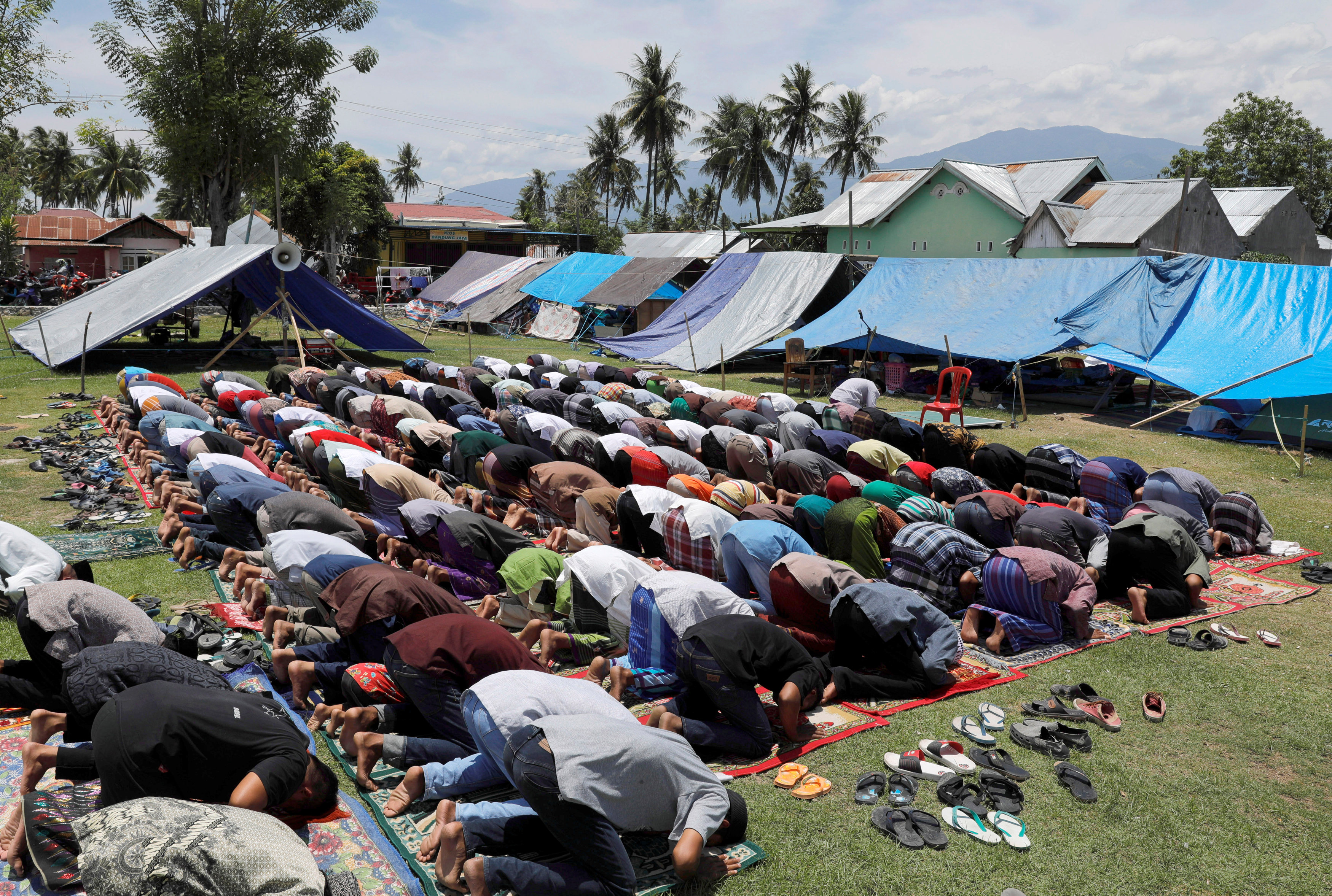 مواطنوا إندونيسيا يصلون بمواقع الزلزال أمام المخيمات طلبا للعفو من الله عز وجل