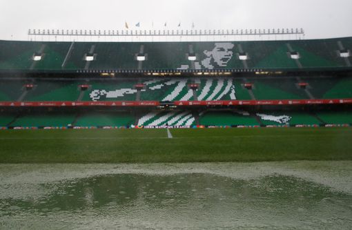 سقوط الأمطار على ملعب  بينيتو فيامارين