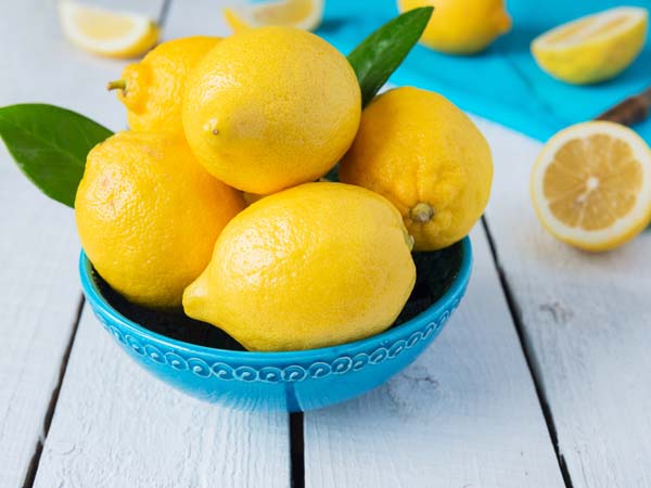 الليمون يساعد فى تفتيح الشفافيف