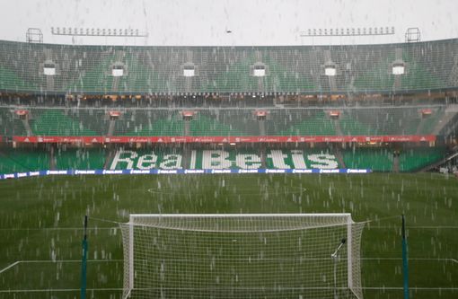 سقوط الأمطار على ملعب بينيتو فيامارين قبل مباراة إسبانيا وانجلترا