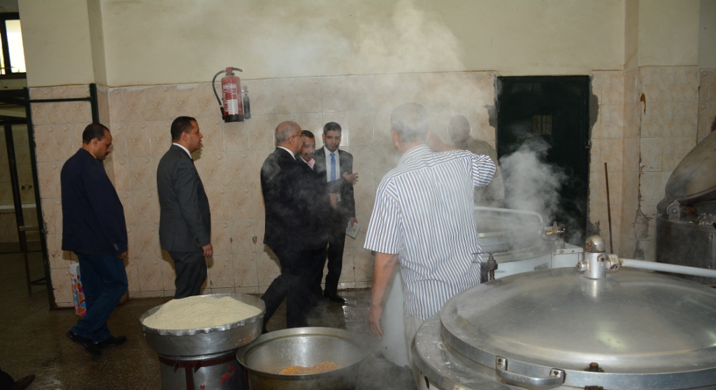 رئيس جامعة أسيوط يجرى جولة مفاجئة على المطعم المركزي  (2)