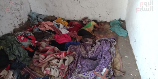 صور.. مأساة أسرة من 10 أفراد تعيش داخل خيمة فى القليوبية (5)