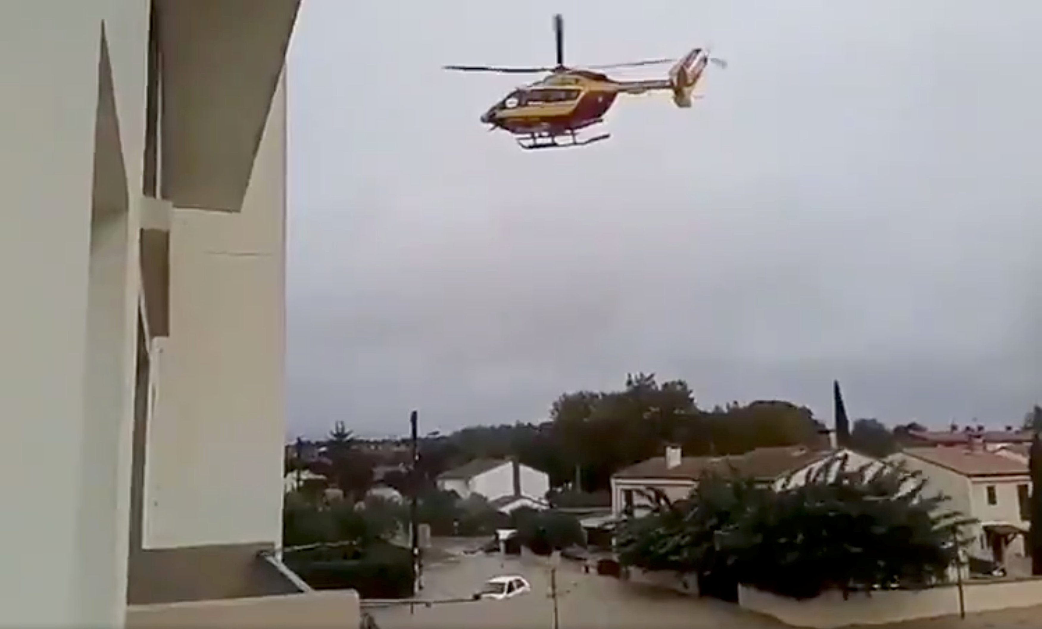 طائرات الهيلكوبتر تحاول مساعدة المواطنين