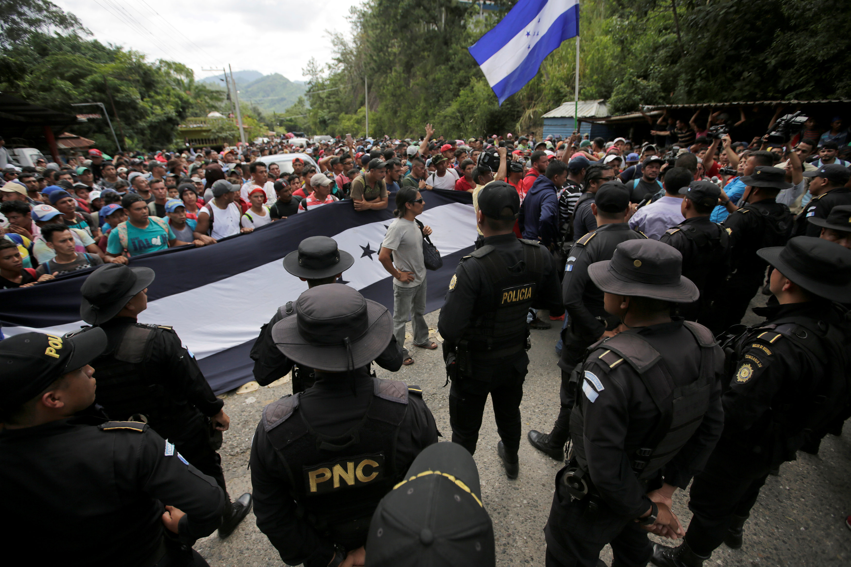 شرطة جواتيمالا أمام المهاجرين