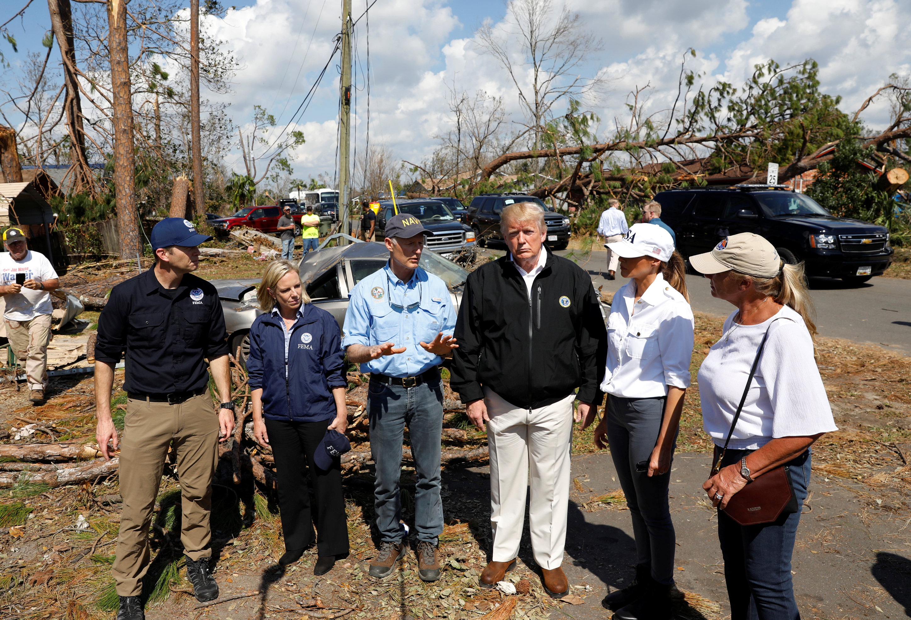ترامب وزوجته بموقع الإعصار مايكل بولاية فلوريدا
