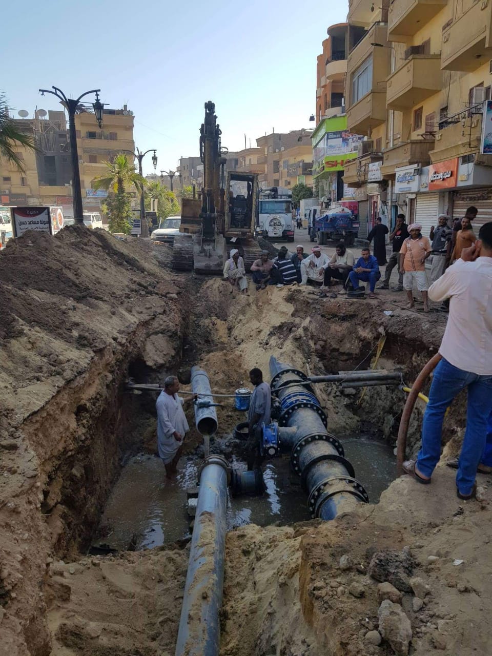 شركة مياة الأقصر تنتهي من أعمال ضم خطوط المياه الرئيسية بمنطقة ميدان صلاح الدين (1)