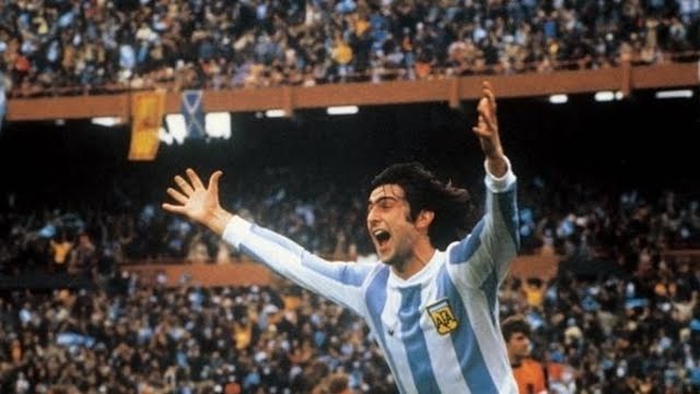 ماريو كيمبس نجم منتخب الأرجنتين يدافع عن ميسي
