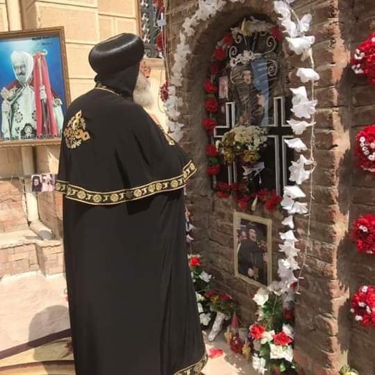 البابا تواضروس يزور قبر الأنبا بيشوى (1)
