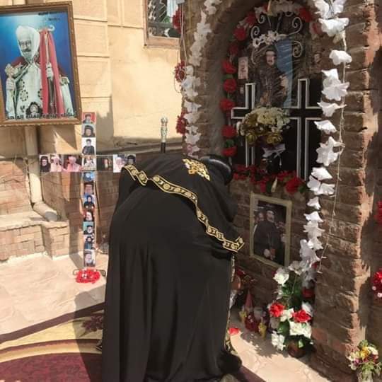 البابا تواضروس يزور قبر الأنبا بيشوى (2)