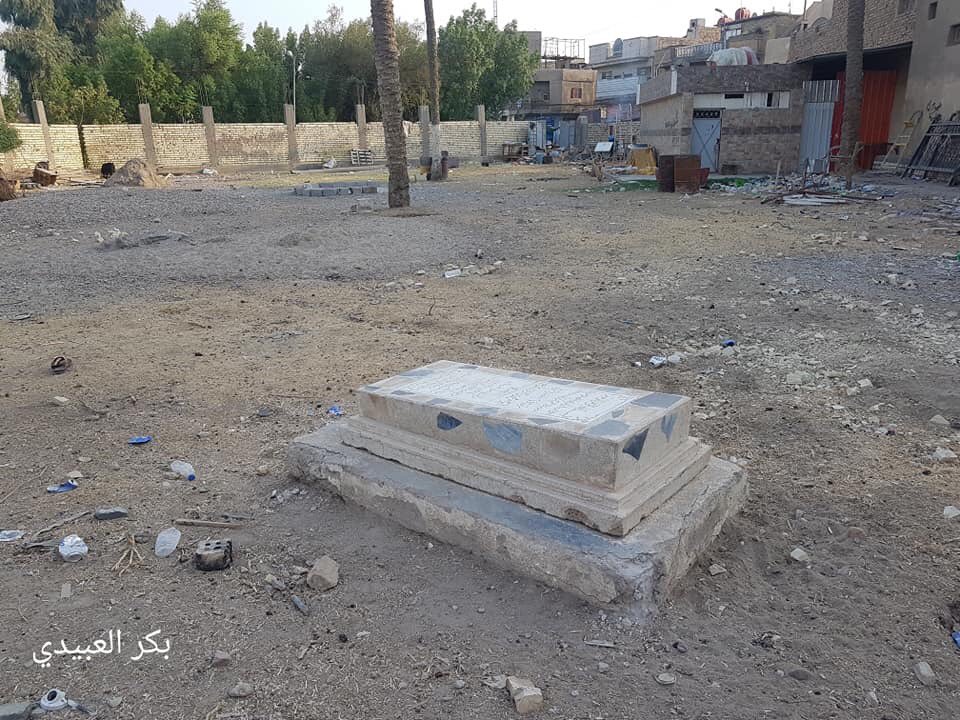 القمامة تحوط قبر الإمام أبو جعفر الطبرى فى بغداد (1)
