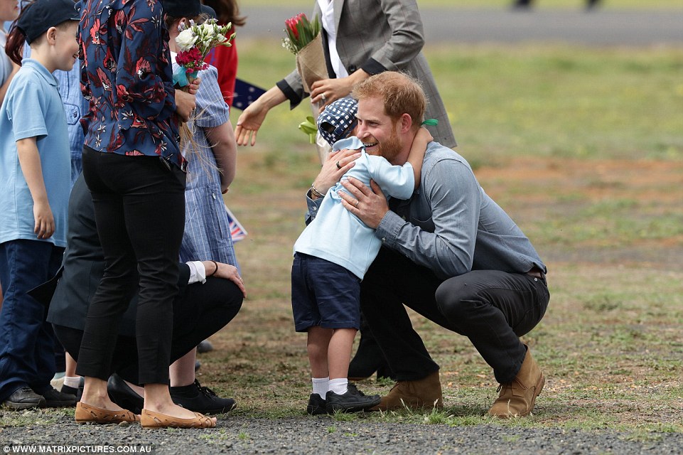 516015CB00000578-6285025-Luke_who_was_among_schoolchildren_who_greeted_the_royal_couple_a-a-19_1539762344559