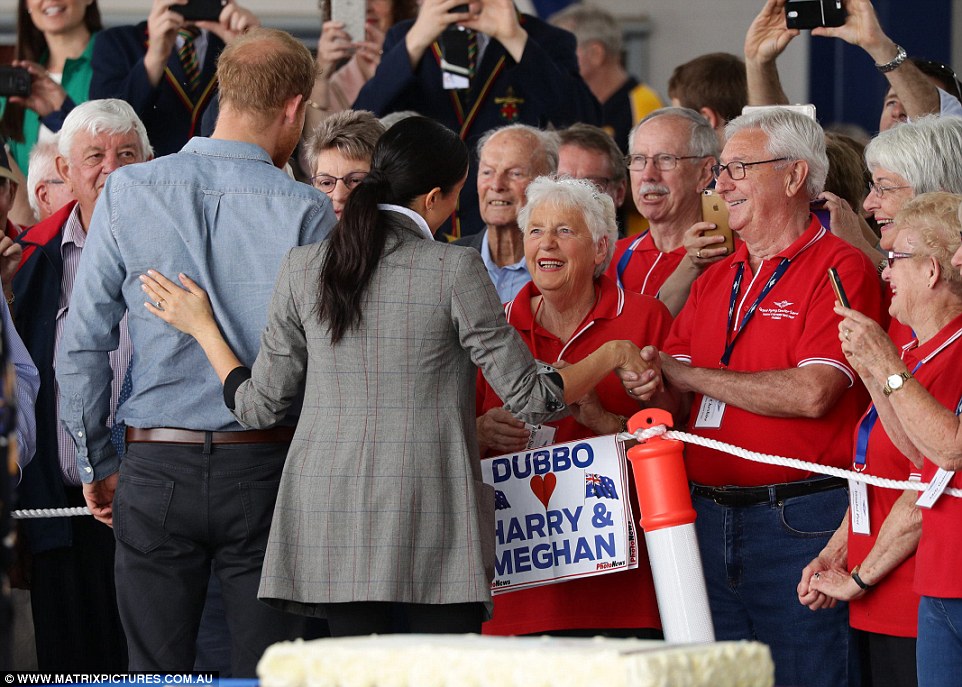 5160446B00000578-6285025-The_royal_couple_were_greeted_by_signs_including_Dubbo_loves_Har-a-2_1539759341425